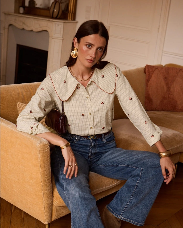 Blusa de cuello bobo con bordados | Roseline