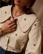 Blusa de cuello bobo con bordados | Roseline