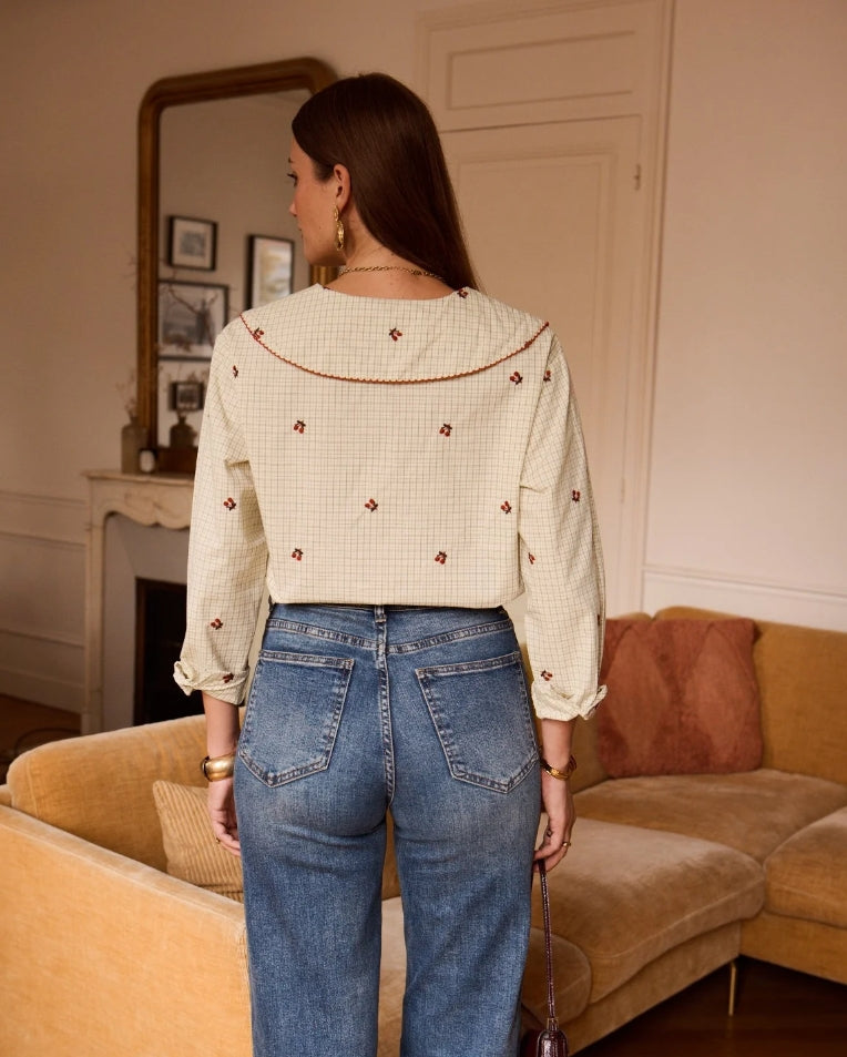 Blusa de cuello bobo con bordados | Roseline